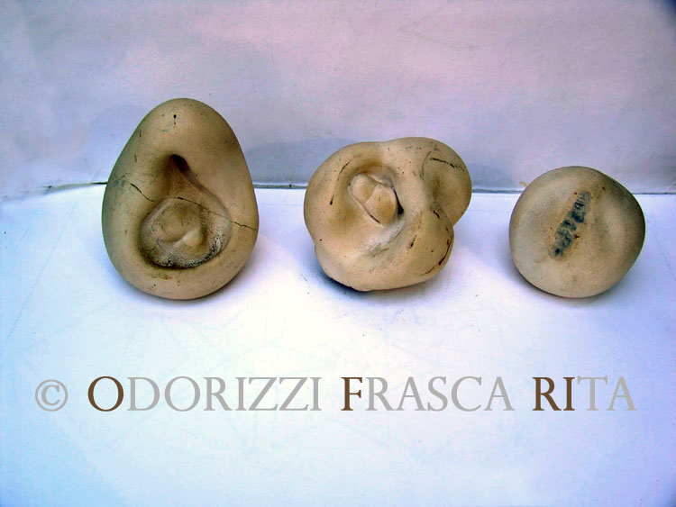 scultura_contemporanea_ceramica_ofri_serie_semi_titolo_maternita_1990