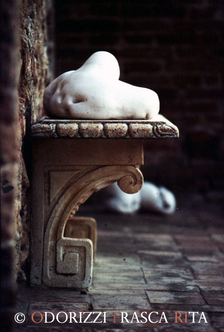 scultura_contemporanea_ofri_serie_sassi_titolo_la_donna_sasso_1990