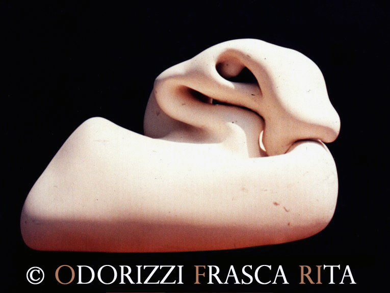 scultura_contemporanea_opera_arte_serie_uova_titolo_donna_chioccia_madre_di_tutteleuova